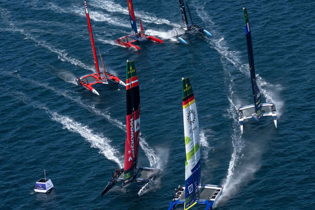 Hier jagen das Germany SailGP Team und die Gegner um eine Marke.
