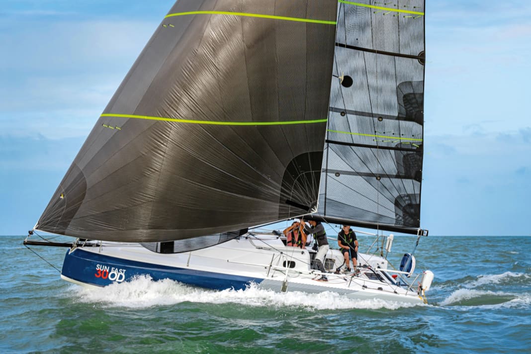 Kommt das Schiff ins Gleiten, hebt sich auch der Scow-Bug aus dem Wasser. Die Sun Fast 30 One Design mag vor allem die Kurse raumschots