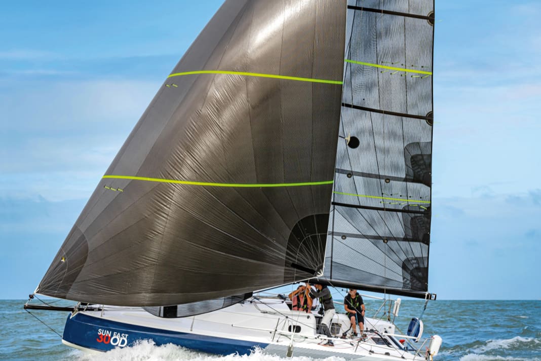Kommt das Schiff ins Gleiten, hebt sich auch der Scow-Bug aus dem Wasser. Die Sun Fast 30 One Design mag vor allem die Kurse raumschots