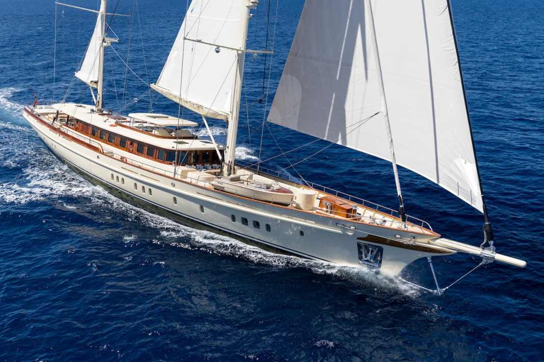 «Simena»: 62 metri di eleganza classica con propulsione ibrida moderna.