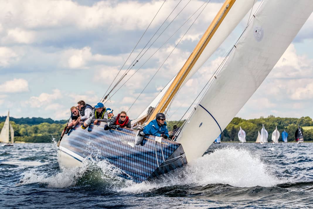 Very Scottish: This chequered pattern on the hull of the twelve-person "Jenetta" was realised with foil