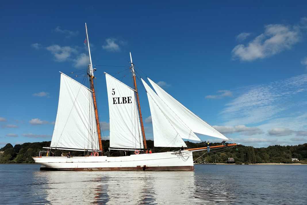The pilot schooner “No. 5 Elbe” is sailing again – pictured here during a trial run on the River Elbe at the end of September.