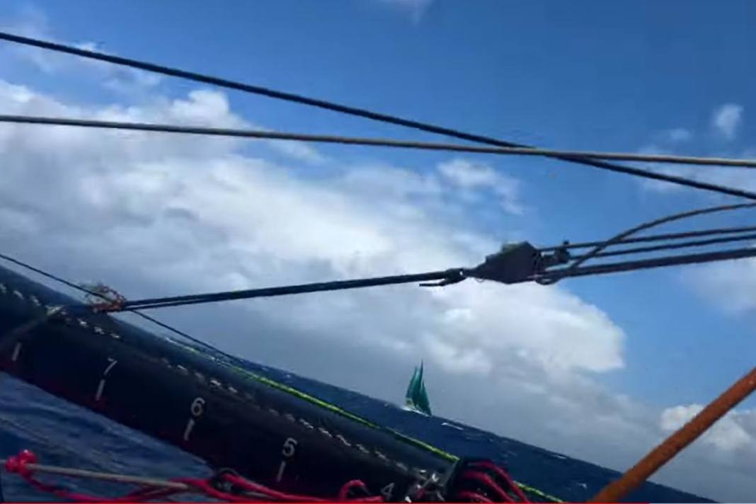 Le gréement était encore debout. Photo du "Vulnérable" de Sam Goodchild, prise par le skipper de "Charal" Jérémie Beyou hier au sud-est des Açores, juste avant que le mât ne vienne du haut.