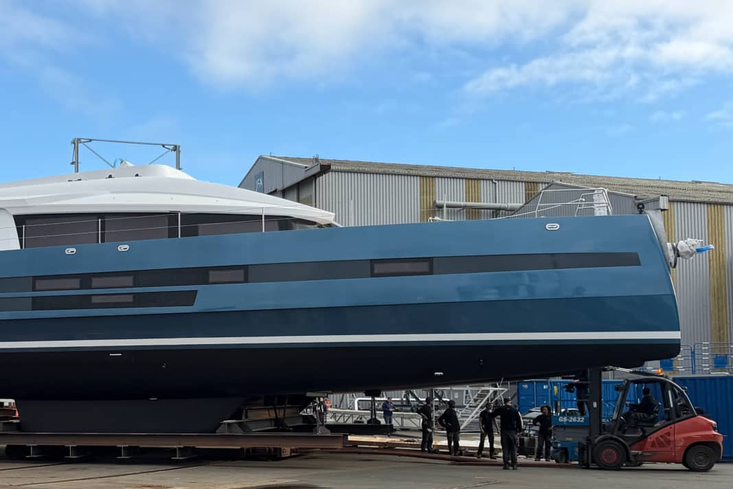 Stapellauf der Long Island 87, dem jüngsten Modell aus JFA-Hallen. Die Rümpfe des 26-Meter-Kats entstanden in Concarneau aus Alu, die Aufbauten sind aus GFK. Der Eigner plant ausgiebige Reisen.
