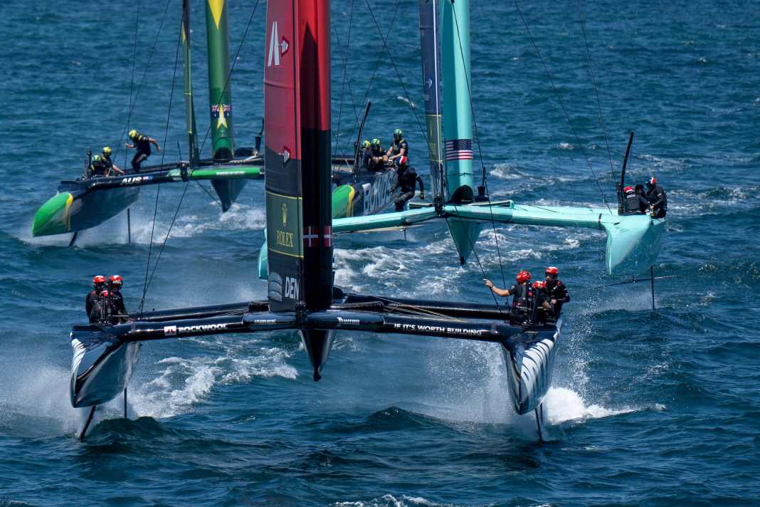 Beim Powerplay zum Saisonauftakt in Perth: Team Rockwool Racing, hier verfolgt vom US-Team und Tom Slingsbys Bonds Flying Roos.