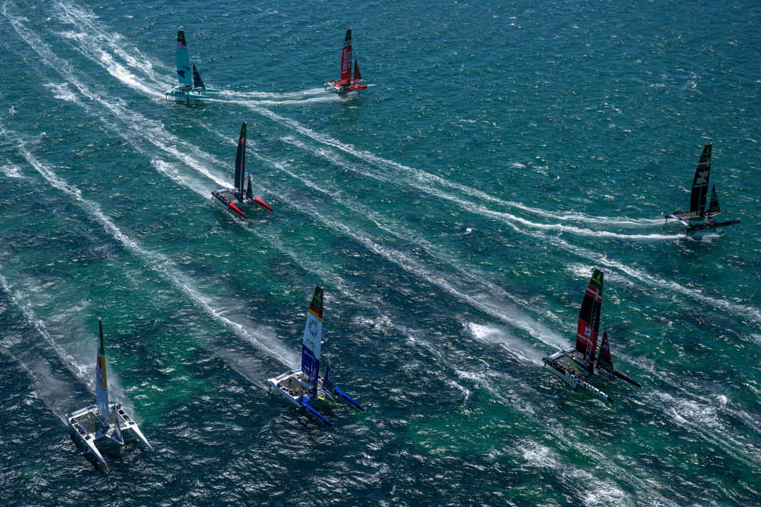 La flotte SailGP lors de l'ouverture de la saison dans les eaux australiennes de Perth et Fremantle.
