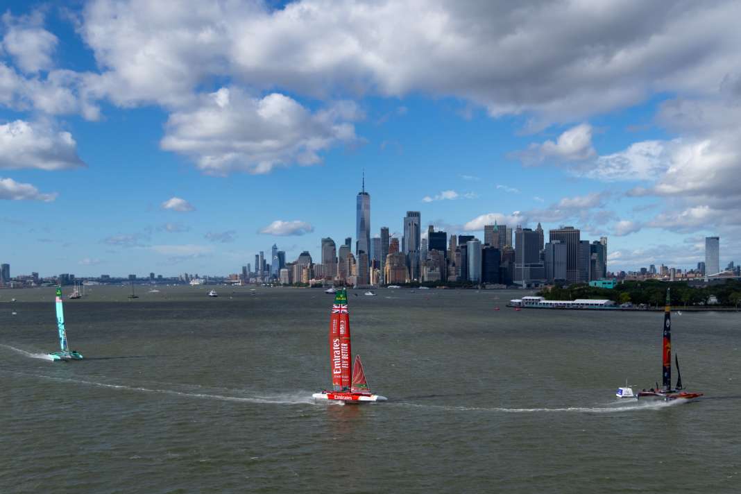 Solo tre team sono riusciti a completare uno o più show run nella prima delle due giornate di gara del SailGP a New York.
