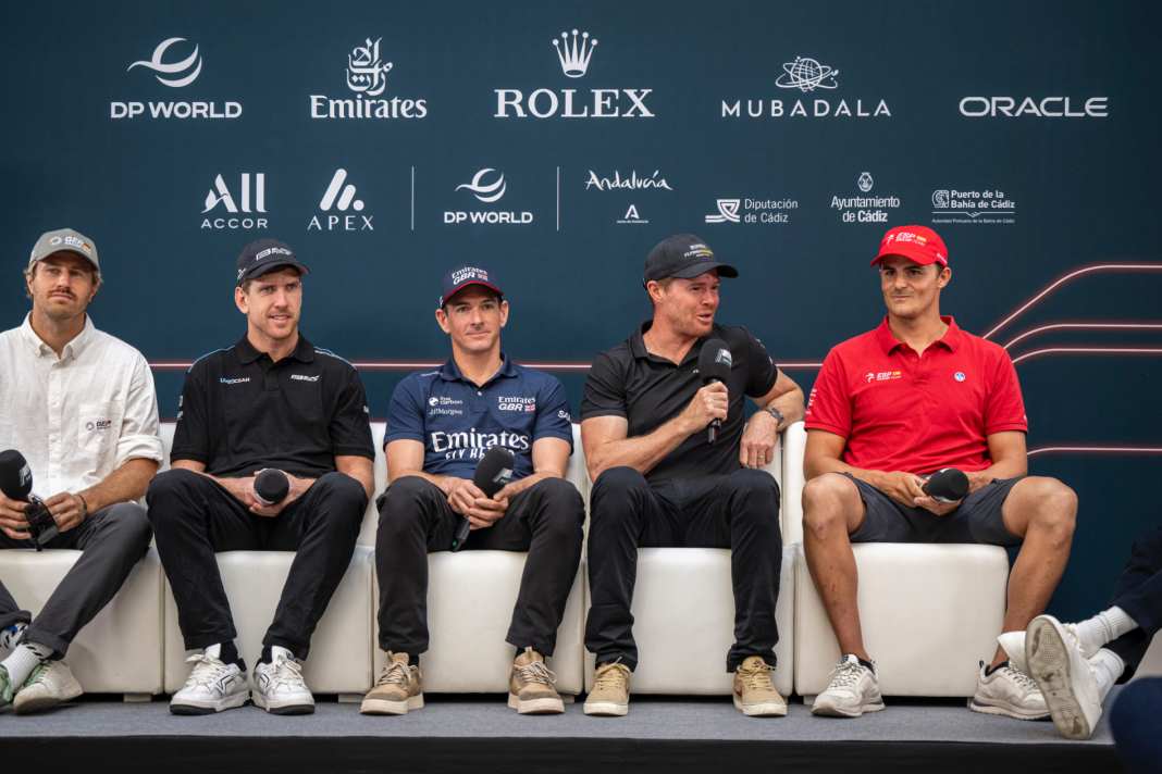 Con i grandi del SailGP in panchina (da sinistra a destra): Il due volte bronzo olimpico 49er Erik Kosegarten-Heil e i campioni olimpici Peter Burling, Dylan Fletcher, Tom Slingsby e Diego Botin.
