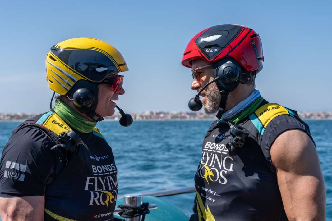 Hugh Jackman alias "Wolverine" trat mit gelbem Helm auf dem F50-Foiler der Bonds Flying Roos zum Duell gegen Ryan Raynolds alias "Deadpool" im roten Helm auf dem Boot von Kanadas Team NorthStar an.