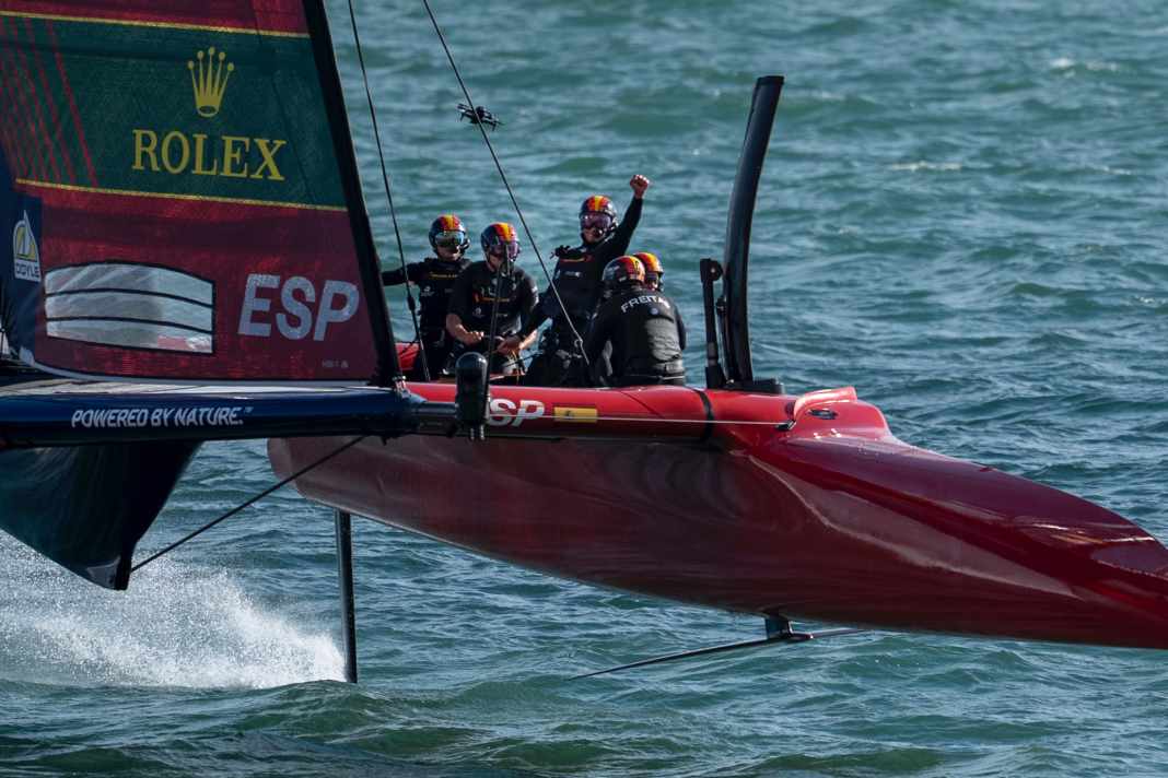 Il flight controller Joel Rodriguez alza al cielo sopra Portsmouth il pugno della vittoria per Los Gallos in occasione dell’Emirates Great Britain Sail Grand Prix.