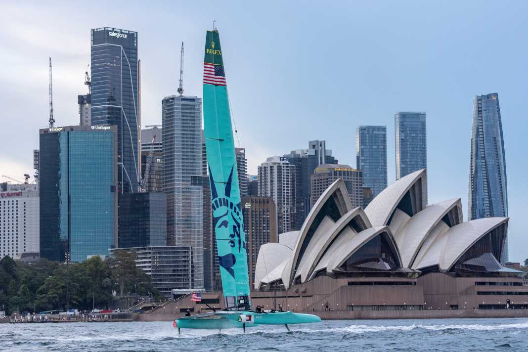 L'équipe SailGP des États-Unis devant le célèbre opéra de Sydney.