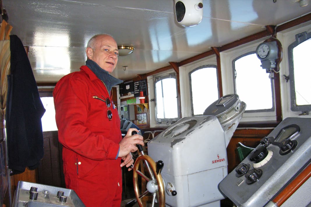 Il capitano Joachim Kaiser al timone della "Old Lady", che oggi naviga nuovamente restaurata come "Bleichen".