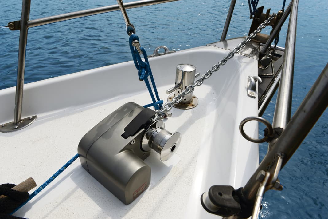 Le winch horizontal est monté sur le pont, le bac à chaîne se trouve en dessous. Nous montrons les étapes de travail nécessaires