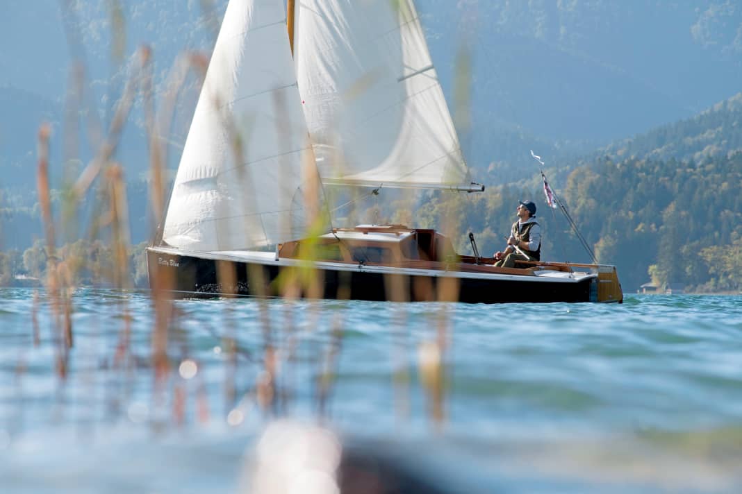 At the finish line: The completely refurbished 15, an Ernst-Riss from the Eikboom shipyard, gives owner Kolb some enjoyable hours in his home waters of Tegernsee