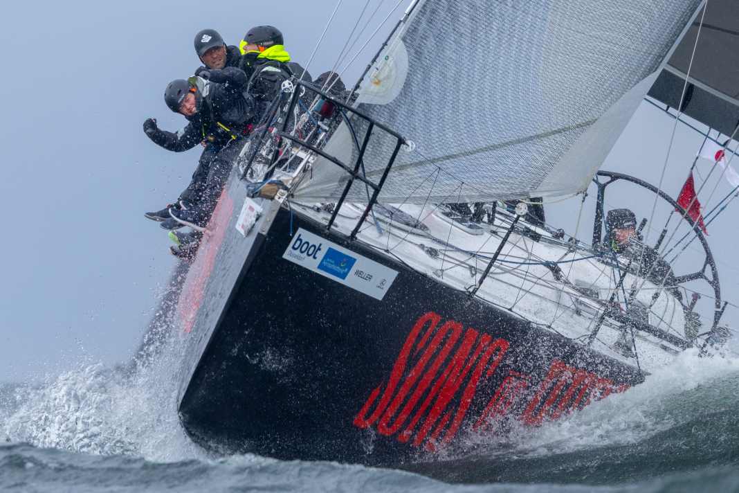 Le nom du bateau correspondait au rodéo du lundi : le "Sons of Hurricanes" norvégien avec son barreur Jon Sverre Hoiden.