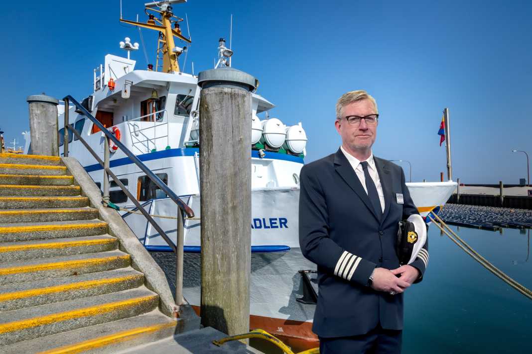 Mark Terence Jones parle de sa vocation d'officier des pompes funèbres maritimes dans le podcast de YACHT.