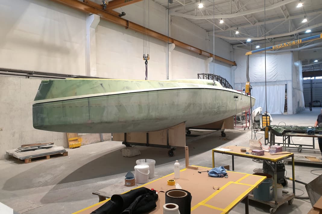 Erinnert von vorn an einen Wal, ist aber eher ein Schwarzer Marlin. Die Decksfase gibt dem Scow-Bow-Design Sprung und Schwung