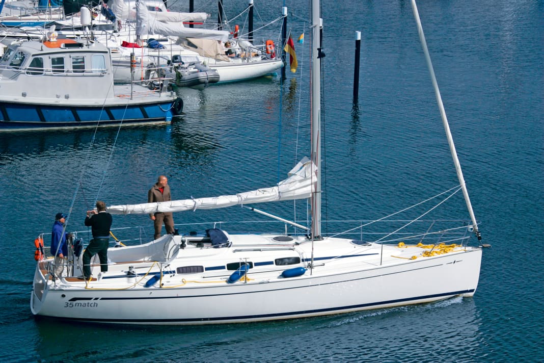 It all starts with a short round in the harbour and continues with a short beat under sail. Then the season can begin!