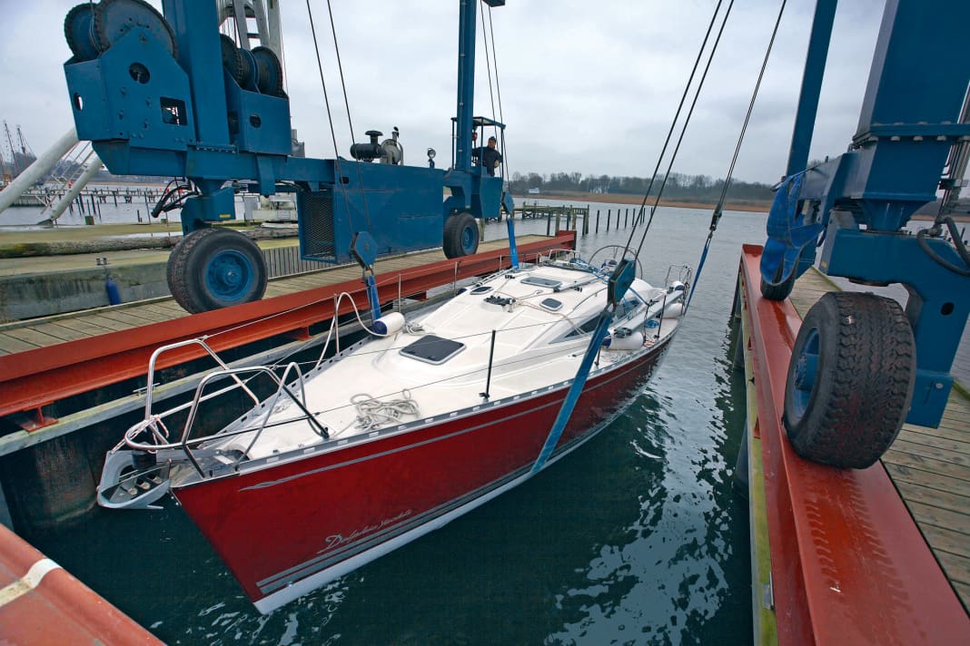 Le retrait du yacht de l'eau à l'automne marque le début de la deuxième moitié de la saison de voile