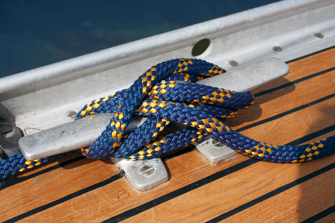 Supple ropes wrap well around the cleats, strong stretch protects nerves and fittings - we analysed and tested 12 mooring lines in the laboratory