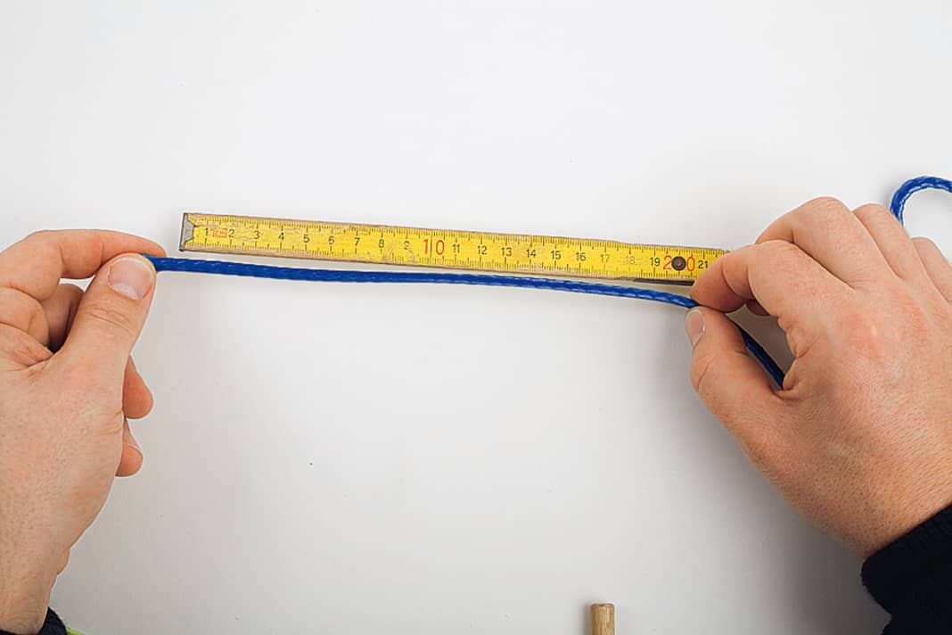 Pour le nœud, mesurez 20 centimètres à partir de l'extrémité ...