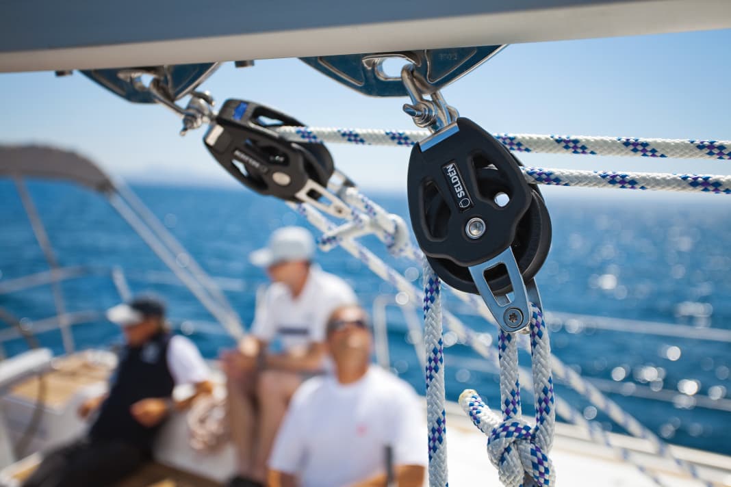 Typical application: The sheet is attached with a bowline. However, this roughly halves the breaking load