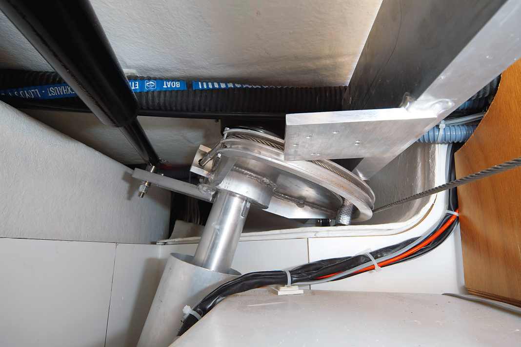 Utile: se l'autopilota si ferma sul quadrante, come mostrato qui, è possibile riportare lo yacht sulla rotta e in porto utilizzando l'autopilota.