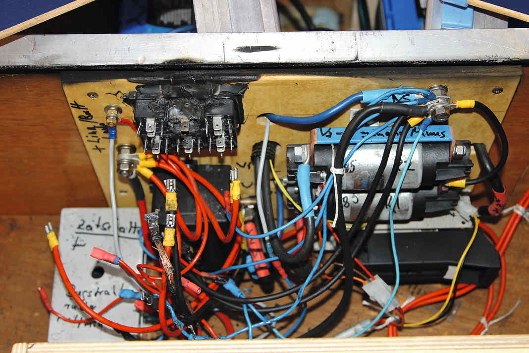 The relay was overloaded and began to smoulder. Unrecognised, this quickly develops into a fire. Cable fires are typical