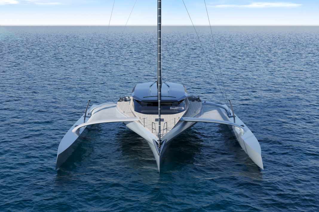 Le trimaran vu de face avec de larges beams et des coques extérieures assez étroites.
