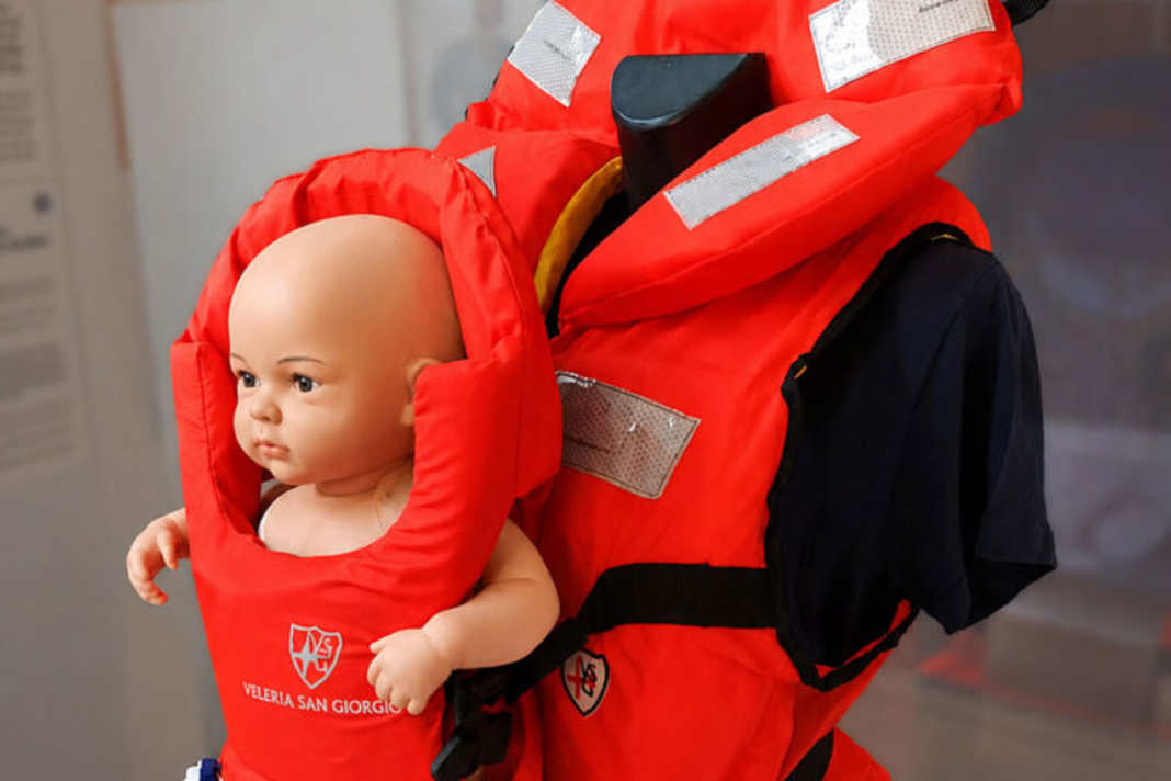 Kanguro combine un gilet de sauvetage et un porte-bébé, ce qui permet aux parents et aux jeunes enfants de rester ensemble même dans l'eau.