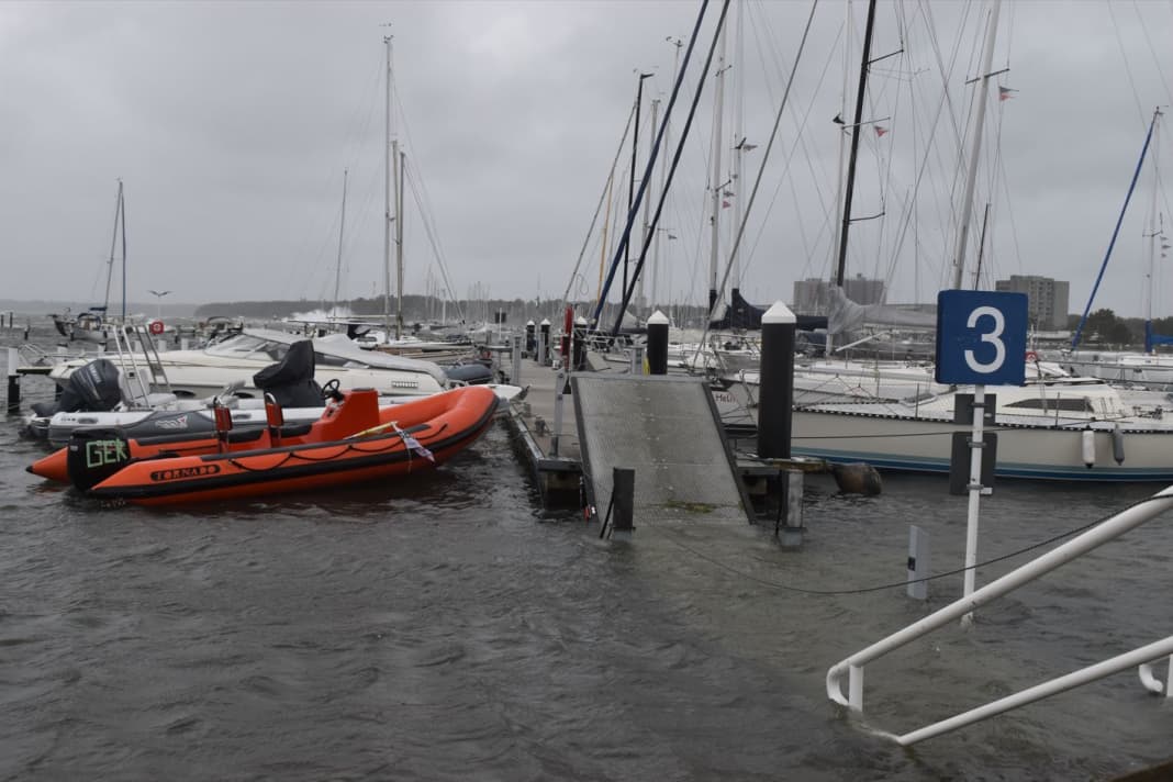 Auf die Schwimmstege ist schon lange vor dem Höhepunkt der Ostseesturmflut nicht mehr trockenen Fußes zu gelangen