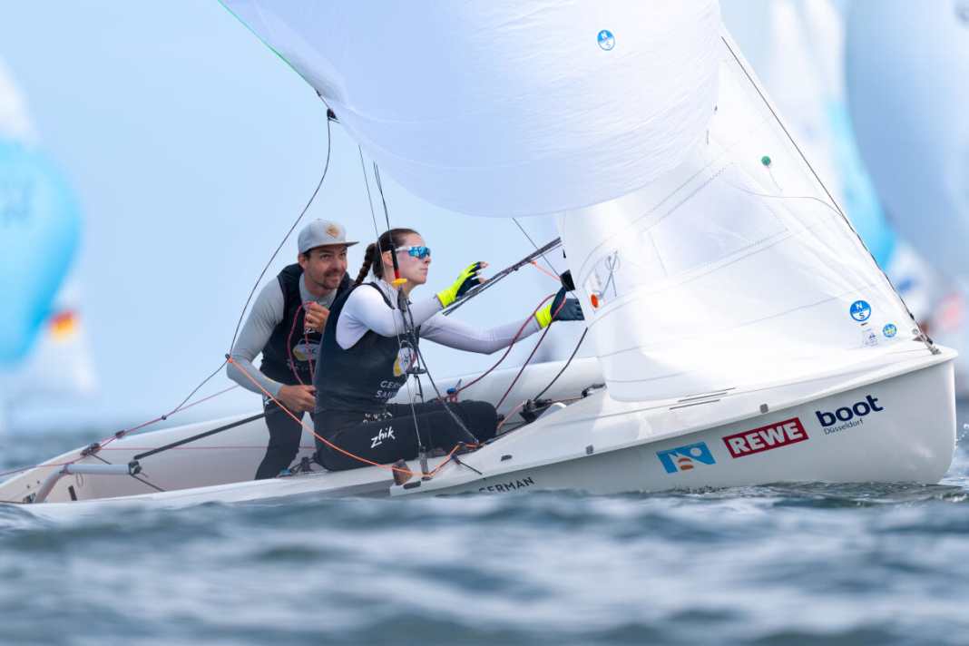 Una prestazione eccellente ha permesso ai vicecampioni del mondo Simon Diesch e Anna Markfort di conquistare, dopo tre regate, la leadership nella classe 470 alla Kieler Woche.