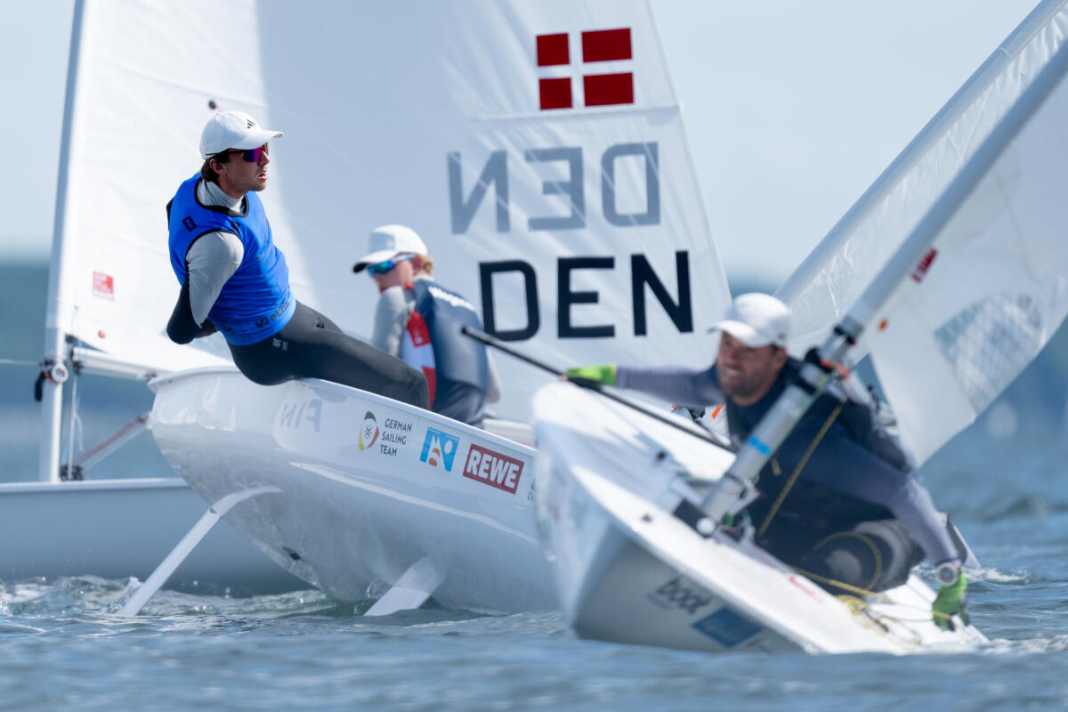 Ole Schweckendiek vom Kieler Yacht-Club, hier noch in blau knapp hinter Topstar Philipp Buhl, führt die Kieler Woche 2026 an.