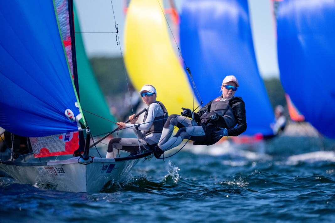Nel primo pomeriggio di giovedì, una leggera brezza da nord-est ha dato una boccata d’aria ai giovani velisti della classe 29er, consentendo lo svolgimento di coloratissime regate dell’Eurocup alle porte di Kiel-Schilksee.