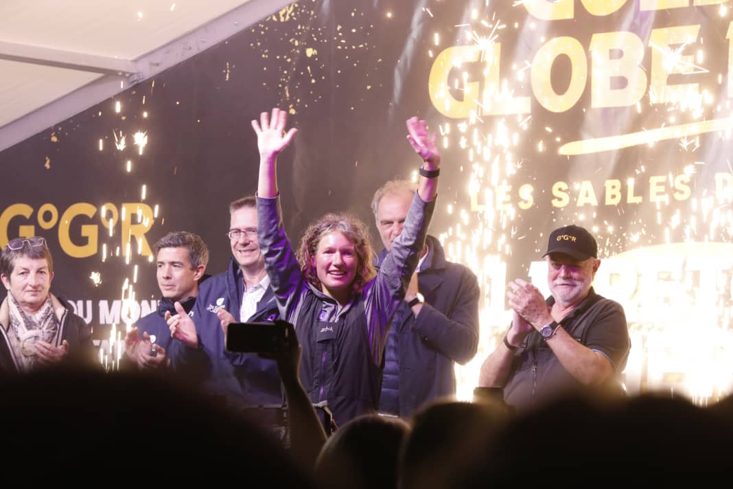 Nach ihrer Ankunft als Siegerin des "Golden Globe Race 2022" wurde Kirsten Neuschäfer ordentlich gefeiert