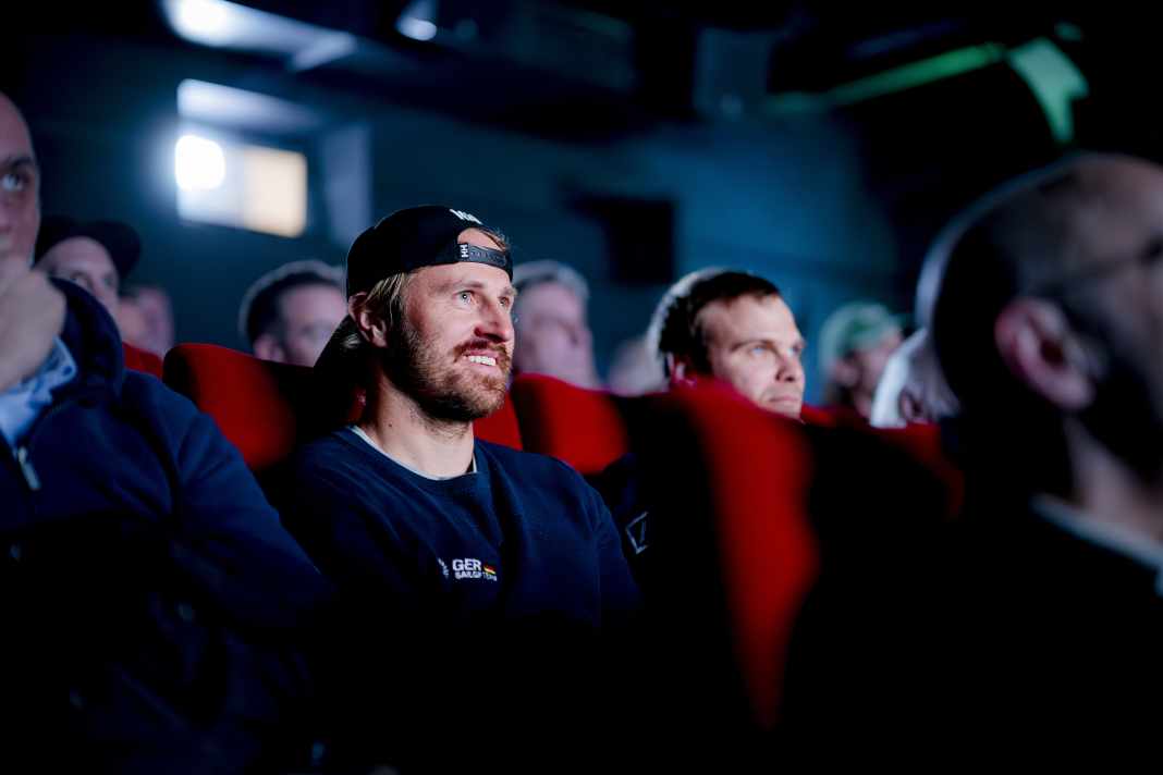Erik Kosegarten-Heil und seine Teamkameraden beim Filmvergnügen in den Hamburger Zeise Kinos.