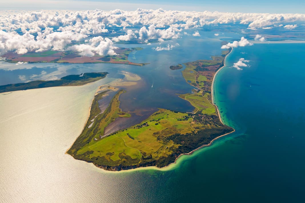 Hiddensee – ein schmaler Streifen Land im Meer. Mit Schilfufern, Sandstrand, Wiesen und drei Häfen. Das ist alles. Und doch so viel!