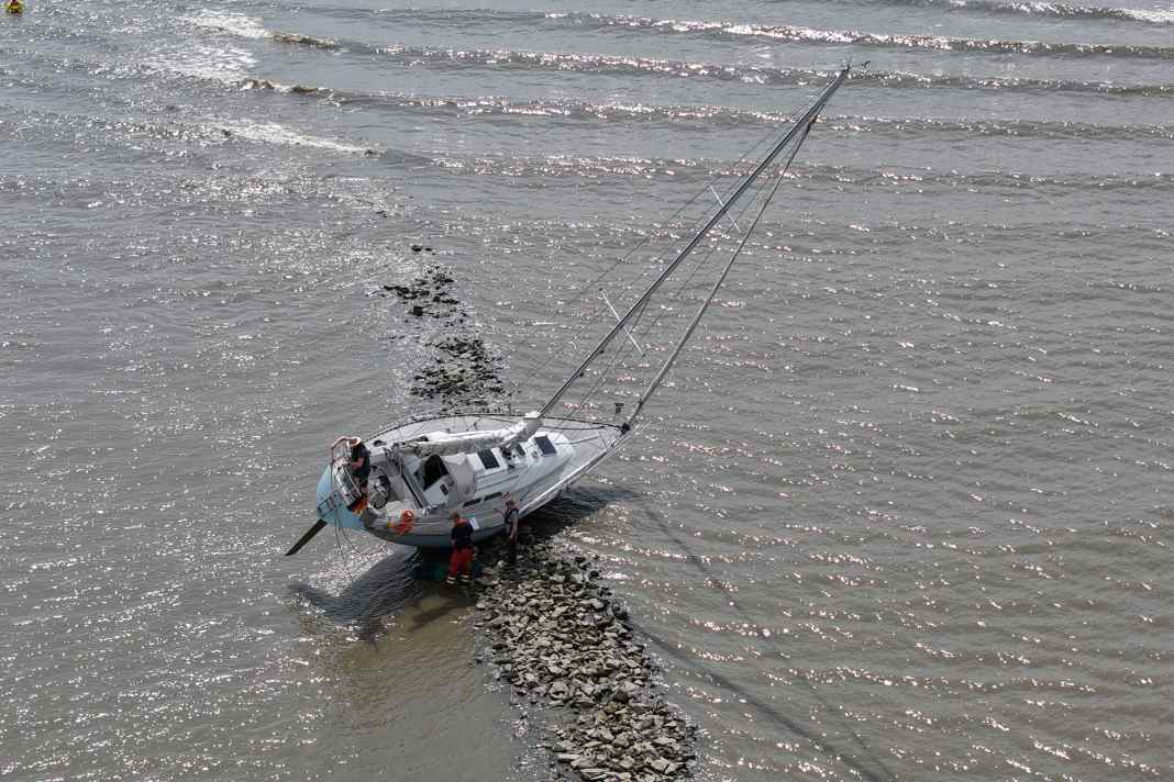 Con la bassa marea, viene alla luce la diga di pietra che sabato è stata la rovina della barca a vela.