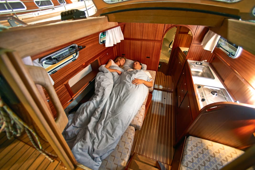The saloon of the Biga 242 works somehow.  Most of the flexible berths are severely restricted. You have to like each other to be able to sleep peacefully here as a couple