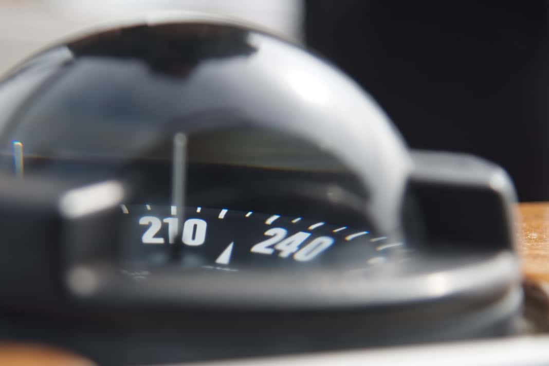 La compensation d'une boussole magnétique au moyen d'aimants de compensation doit être confiée à un professionnel. Il est possible de créer soi-même le tableau de déviation.