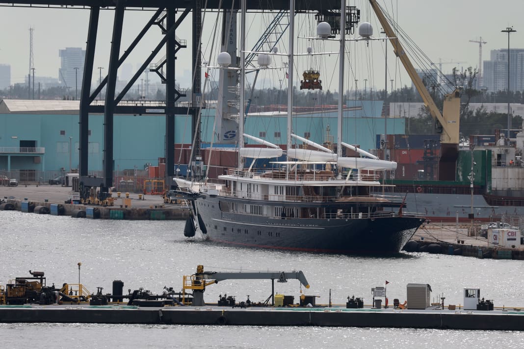 Die "Koru" im Seehafen Port Everglades in Florida