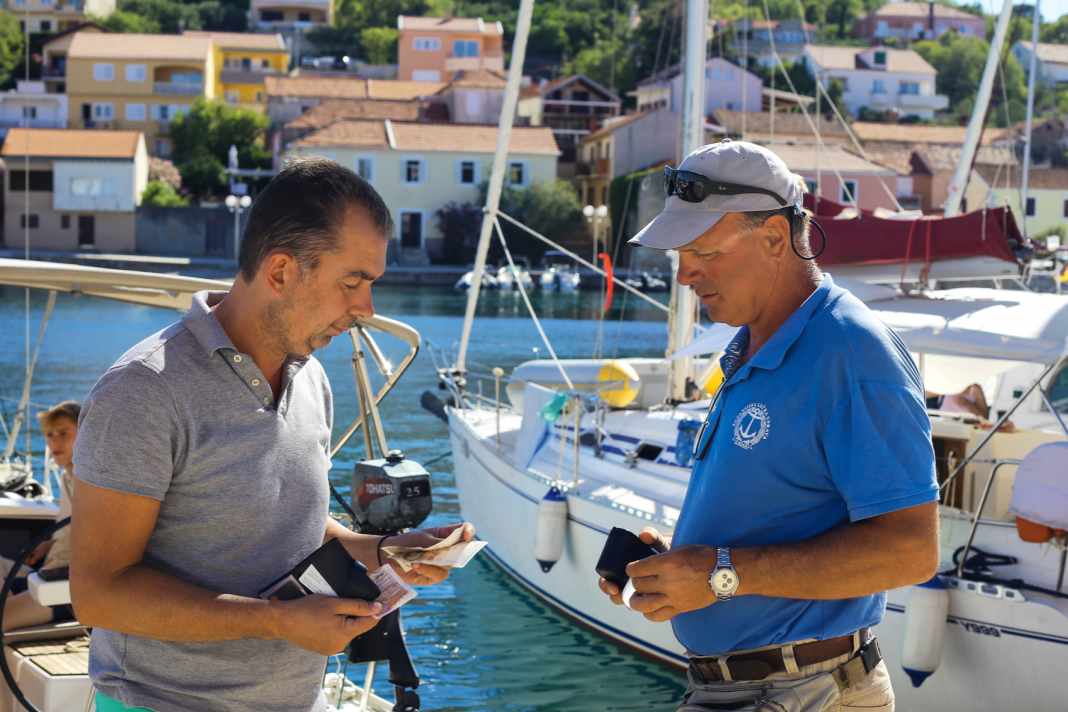 Charterreisen werden immer teurer – wie so vieles andere auch. Mit diesen Tipps können Sie sparen und trotzdem einen wunderbaren Urlaub verbringen!