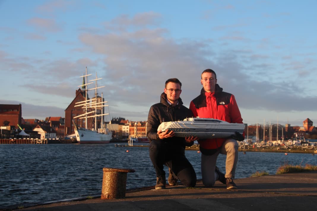 Umgebung, Erschaffer und Modell auf einen Blick vermitteln einen guten Eindruck von der Größe des Modells