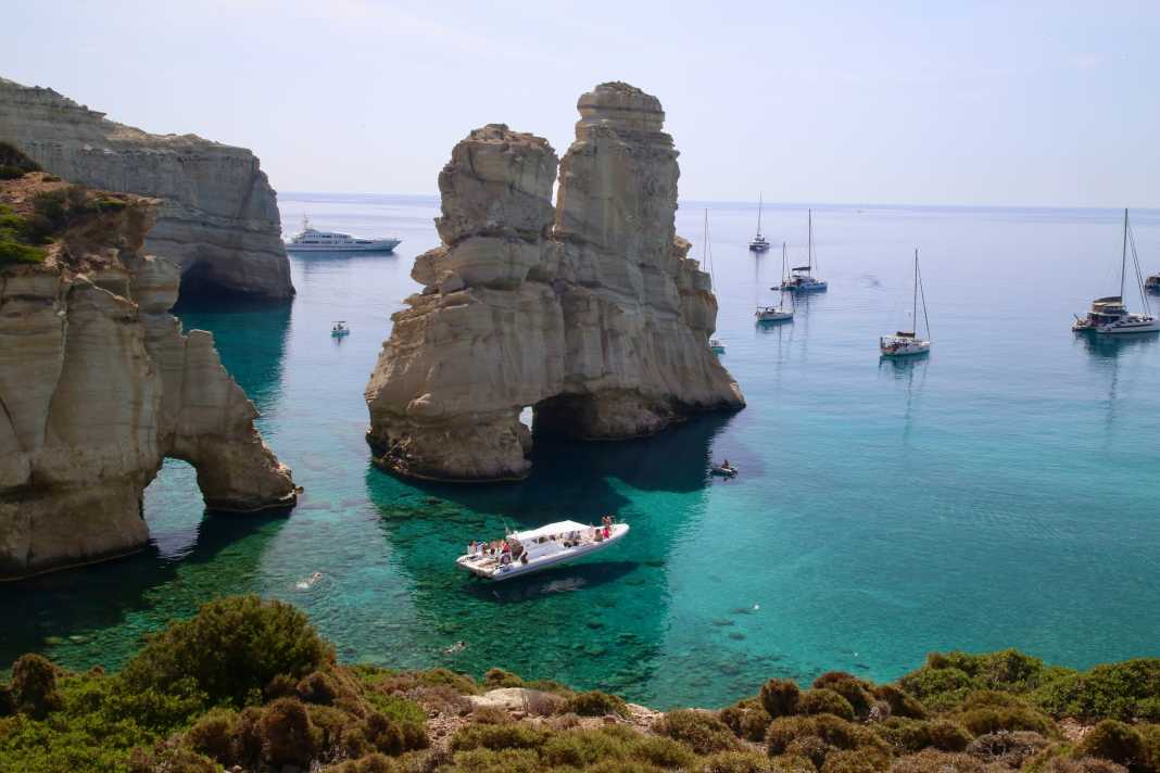 I famosi archi di roccia di Kleftiko, nel sud-ovest dell'isola di Milos.