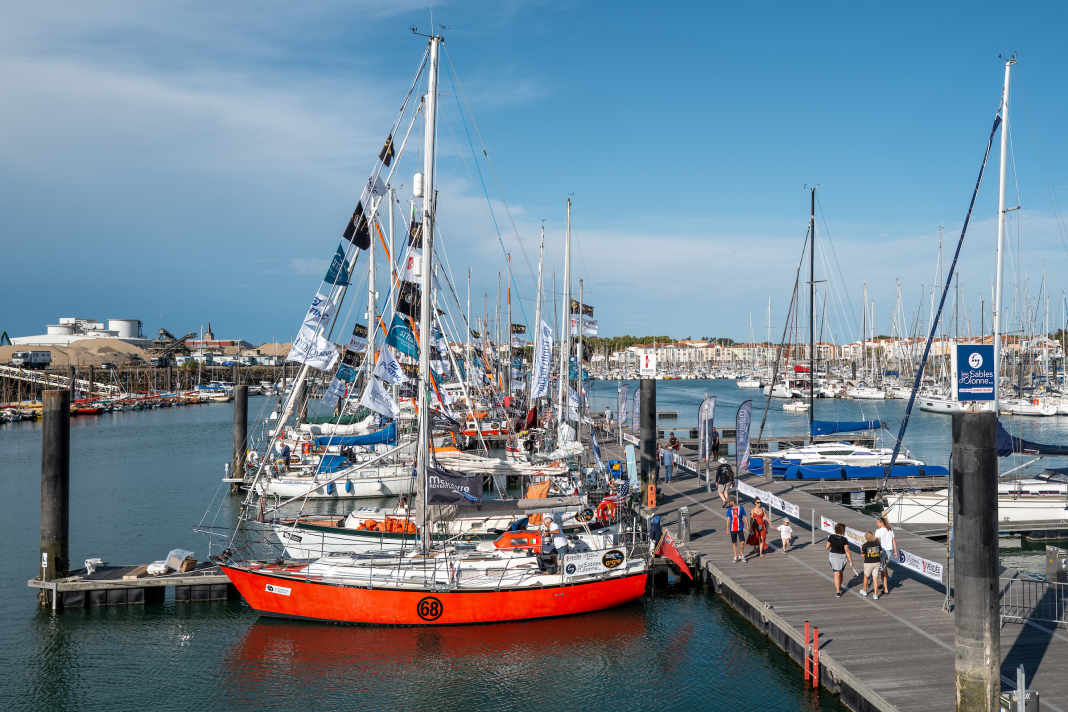 Il porto di Les Sables-d'Olonne. Al posto delle Imoca, lungo i pontili sono ormeggiate le imbarcazioni dei partecipanti alla Golden Globe Race.