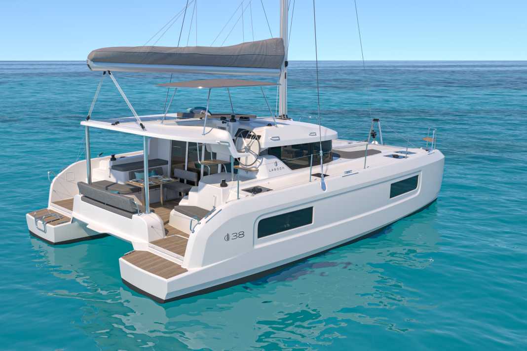 High hulls, wide surfaces, large windows. The concept stands for cosy cruising with plenty of comfort on and below deck.