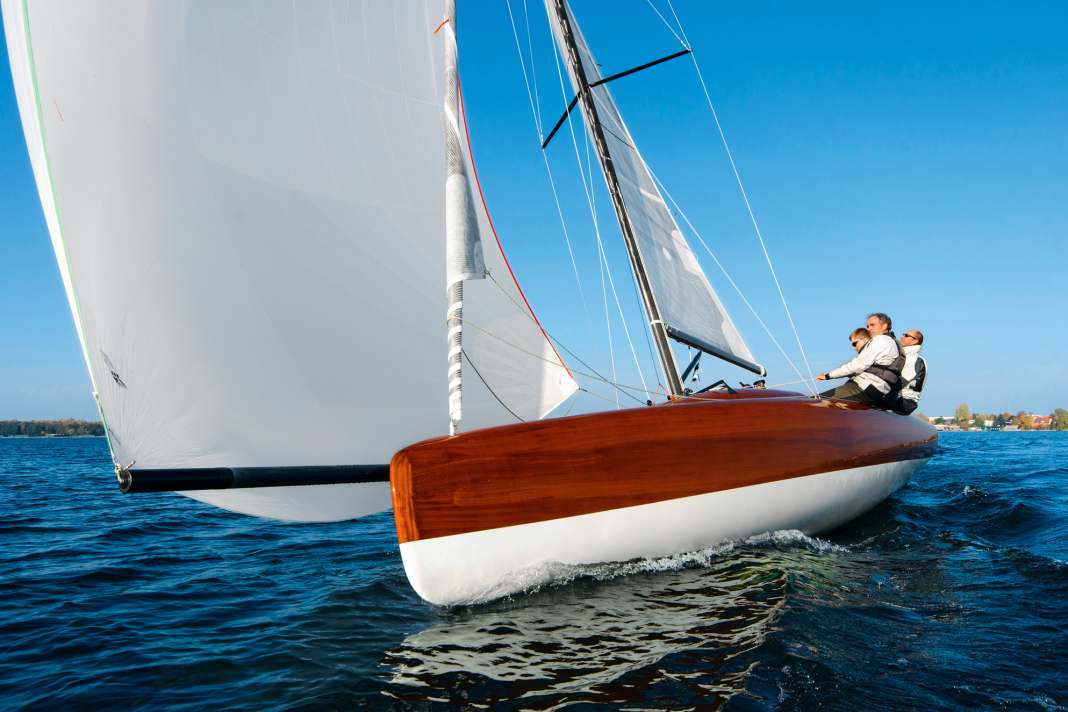 The LA 28 small cruiser under its 65-square-metre gennaker on Lake Müritz.