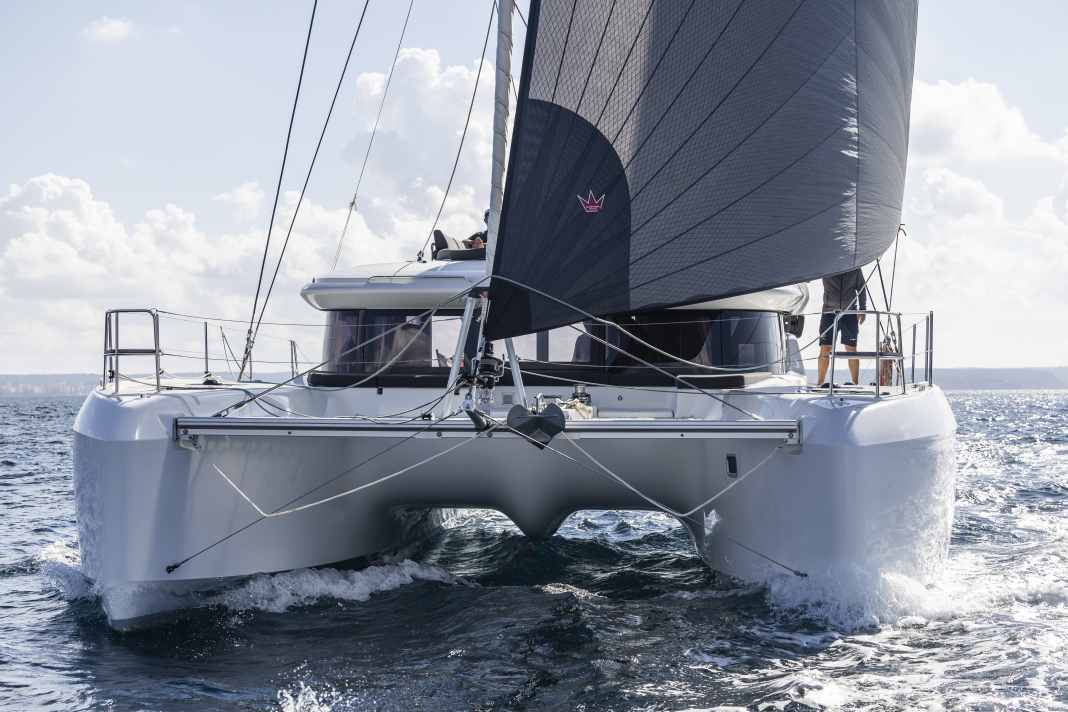 The extremely voluminous hulls in the foredeck area allow new design options for the interior fittings