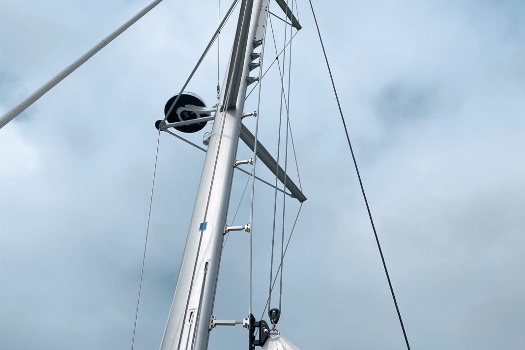 The rail for the head fitting and batten slide is movably mounted up to the first pair of spreaders. It compensates for the bending of the mast and equalises the boom's banging in rough seas as well as the compression pressure of the battens