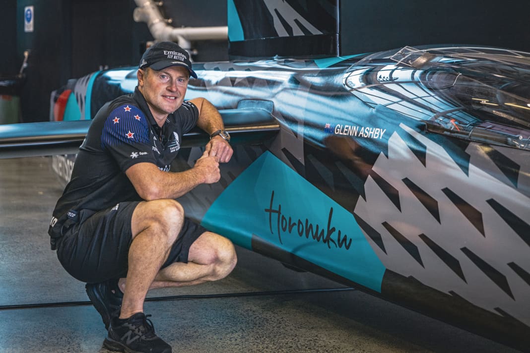 Der 43-jährige Australier Glenn Ashby vor seinem Gefährt. Er ist mit Team New Zealand mehrfacher AC-Gewinner, gewann Silber bei Olympia im Tornado und ist 17-facher Weltmeister in diversen Katamaran-Klassen